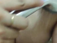 菱叶萦波荷飐风，荷花深处小船通。 逢郎欲语低头笑，碧玉搔头落水中。