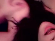 一个莺声呖呖，一个燕语喃喃