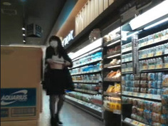 太大膽了吧!!還有人耶!直接在書店偷偷脫掉內衣褲.......(11)