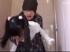 在廁所強姦蘿麗妹子