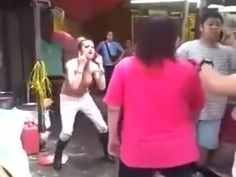 當街脫衣露乳咆哮店員全都錄