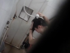 每天看不夠還偷拍！男子偷拍隔壁女浴室！女孩們完全不知三點全曝光：第3位最大