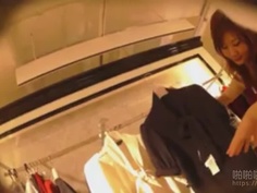 買東西順便偷拍！男子佯裝普通顧客邊挑衣服邊拍櫃姐裙底風光：小褲勒出的輪廓很情色
