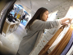 真‧偷拍神人!!假裝逛街是想看正妹店員穿甚麼內褲!!3