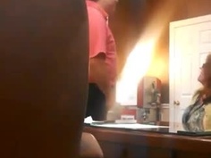 辦公室秘書非常樂意幫老闆紓壓