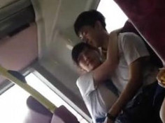 香港學生妹巴士上親熱