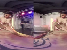 一位辣妹在我面前自慰 另一位則被我插