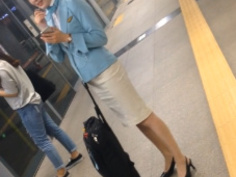 車站驚見韓國空姐氣質非凡 不禁跟著偷拍她性感的小褲褲..