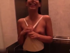 可愛妹子超敢玩！穿高衩泳裝在飯店內到處露奶