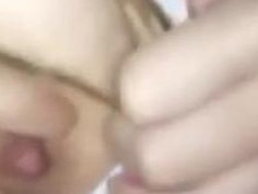 (´▽`)ﾉ-超嗨K歌包廂!女女互騎好鹹濕~扯下背心秀出鮮嫩草莓豆!網友拜託揪我一起夜唱