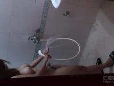 大奶妹被偷拍發現趕緊躲起來