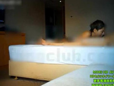 新人Leo_c微信約附近小區漂亮性感的小少婦賓館開房,難得的欲女還自備黑絲情趣服,最後自己拿著雞巴吞精