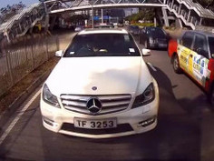 港女疑似在駛中的BENZ上含撚片流出