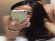 妹子跟男友廁所啪啪自拍，淫聲浪語不斷超級騷！