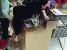 服装店老板操女员工 骚屁股刺激