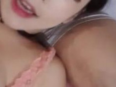 韓國奶妹爽爽躺在男人胯下直播