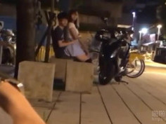 一對年輕人在某站3號出口附近不雅舉動遭PO爆料社團