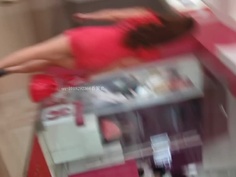 偷拍街頭翹臀妹的裙底瘋狂！短裙底下的秘密被我一覽無遺：那兩片肉讓我一看再看