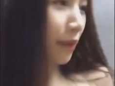 與閨蜜視訊通話！正妹太激動不小心扯下洋裝肩帶露出D罩杯雪乳：我忍不住重複播放