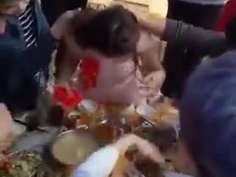 為了禮金忍！新娘被灌酒...賓客給紅包硬塞新娘乳溝趁機伸出鹹豬手：摸兩把才不吃虧2