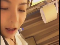 這次玩更大！上次甩奶這次在小褲裡放震動法寶！邊嬌喘邊跟人聊天：好想問她約不約