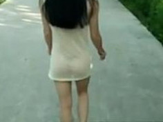 真空无内，尾行。 太紧张了吧，手都乱摆