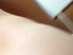 露出狂人！女子霸佔百貨公司女廁全裸自拍「找刺激」！網友：找樓管撈海鮮