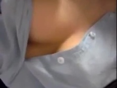 上班好無聊！沒穿胸罩的巨乳OL解開襯衫讓雙乳透透氣！兩點全露自揉：還拍了下