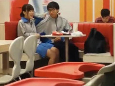 北區學生情侶M記當眾扯起女仔條裙