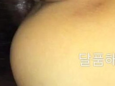 이 새벽! 그녀의 집 앞에 차를 대놓고 차안에서 서로 만지다가 흥분되고 빠는것보다 박고싶다며 도저히 안되겠다면서 집에 들어가잔다! 집안엔 … 남편이 자는데!!!? 후다닥!! 집 문을 열고 들어가서 문옆 작은방에 들어가서 바지만 내리고 뒷치기!! 앗 뜨거워~~ 라며 좋아하는 그녀가 엉덩이를 흔든다 질사로 마무리! 남편하고 어제했는지 엉덩이쪽이 빨갛다 그녀의 집에서 나와 이제 내 집으로… 멀다… 언제 도착하려나… 새벽이라 도로에 차가 없어서 운전하면서