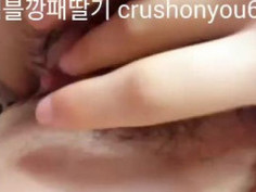 “꽁치이"님 제보♡오랜만에 연락와"박아주세요” 암요 박아줄수있죠 ㅋㅋ 그것도 시원하게 말야 좌삼삼 우삼삼 ~ 깊숙히 직진삼삼 그리고 뒷치 기 자세로 돌려서 미친 펌핑 이후 ^^ 머리채를 잡고 다시 한번 폭풍 떡 ~ 그리고 니년이 올라 타서 오빠에 좆방망이를 조개로 꽉 물고 위아래 위위아래 위아래 위위아래 ㅋㅋ “꽁치이"님은 보털만 좀 정리하거나 아님 왁싱해서 빽보로 관리하면 더 예쁜 쎅보지가 될꺼 같은데! 어때?? 촉촉한 조개가… 45도로 활짝