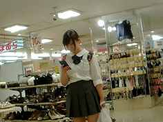 真‧偷拍神人!!不管站著坐著 只要是高中妹內褲顏色都引人遐想 21