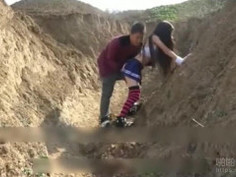 抓到野外壕溝摳逼學生妹 那麼好色就由男人幫她摳大力點