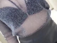 穿著暴露在路上遊走！所有路人盯著她的雙球看！乾脆露出小丁底下的秘密..3