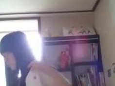 女高中生穿起制服卻在自摸