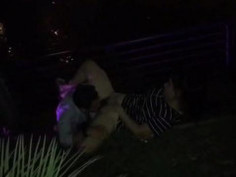 成都九眼桥兰桂坊河边野战。故事就是一个老外，在兰桂坊河边上和女的啪啪啪，啪完咯就走人，之后那个女的没爽够，到处找人说要找到那个老外，要跟他走，不然就跳河割腕。。。全是真人版AV男女主角硪，，现场很多人围观的野战啪啪啪并录下视频传到朋友圈。伤风败俗!潲水婆娘丢人!