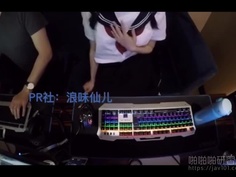 大奶妹在網咖大膽實驗！脫制服摸鮑魚勾引隔壁男性嬌喊「我好濕，幫止癢」