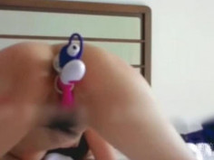 雙洞插入就是這種體驗！小羅莉就這樣被我玩壞！嘴巴上說不要水卻流不停阿！