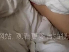 找一對姊妹花開房，姐姐賣力的服務～妹妹在旁邊滑手機！！