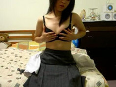 學生妹一到家就先上床摸一番，怎麼摸都不夠阿！！（有影）