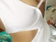 有２個孩子的巨乳美人～不穿內衣褲自拍！！下面居然還很嫩？！（有影）