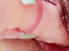 實拍粉嫩美穴～用假屌弄到濕潤透亮（有影）