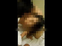 目睹单男舌头在老婆嘴里搅拌热吻