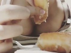 騷女吃甜甜圈吃相好煽情 靈活舌尖配上熟練吸吐動作：拿我的熱狗填飽妳