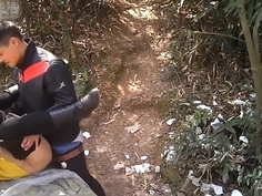 爬山爬到好想要？男女登山步道性慾來雙雙脫褲緊黏！一旁登山客視若無睹：衝動不戴套