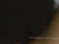 [淫蕩對話自拍]小孩讀書～騷人妻卻在桌子下幫他咬！受不了先來一砲還內射（有影）