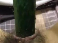 [異物侵入]這是小黃瓜？妹子玩很大！挑戰３０公分插下體～只剩一些在外面（有影）