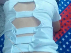 [國語露臉「快變大呀！」苗條人妻穿上超短護士服，被老公內射攤在床上一直喘（有影）