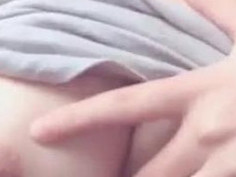 白皙嫩妹～邊看迷片露出超美胸器！圓潤飽滿好想咬一口（有影）