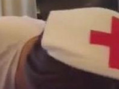 [自拍露臉【緊身護士服】騷女友只穿超短窄裙！下面什麼都沒穿～神祕地帶若隱若現好誘人，後背還有超殺亮點（有影）